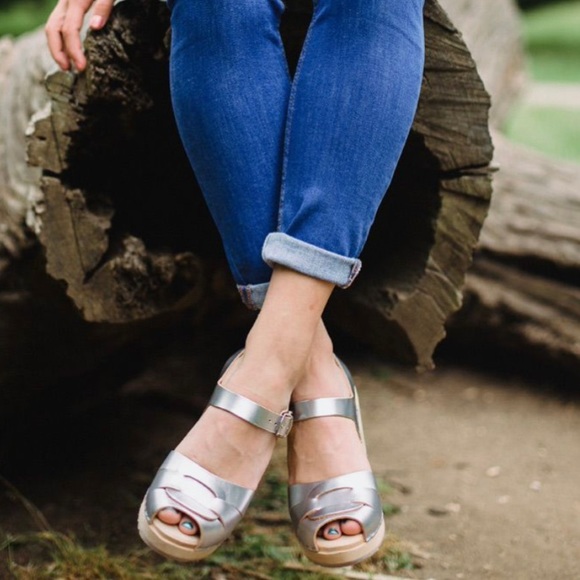 Lotta From Stockholm Peep Toe Clogs Silver Leather
Wooden Block Heel Size 35 5 - Picture 2 of 10